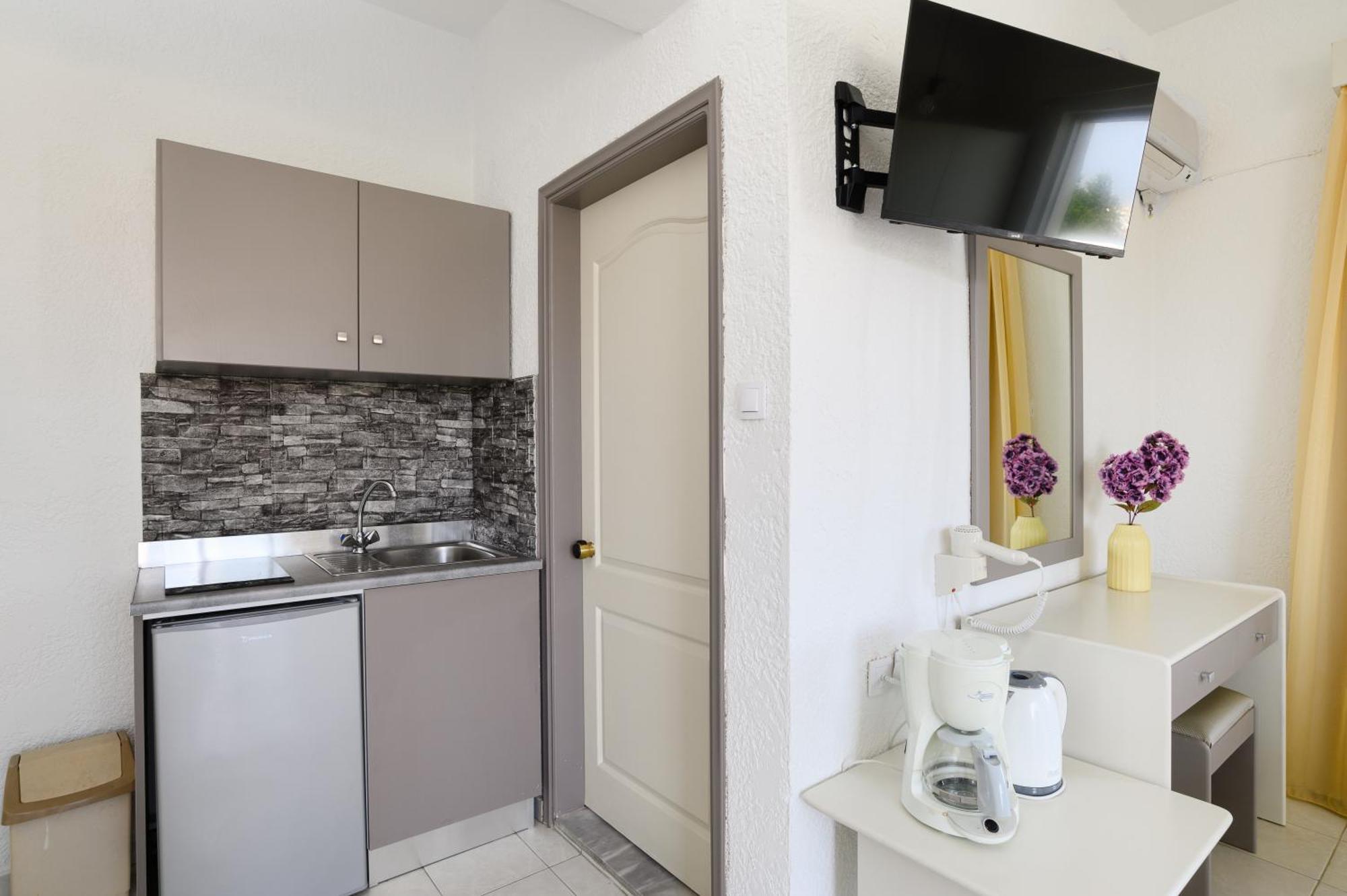 Eugenia Studios & Apartments Ialysos  Extérieur photo
